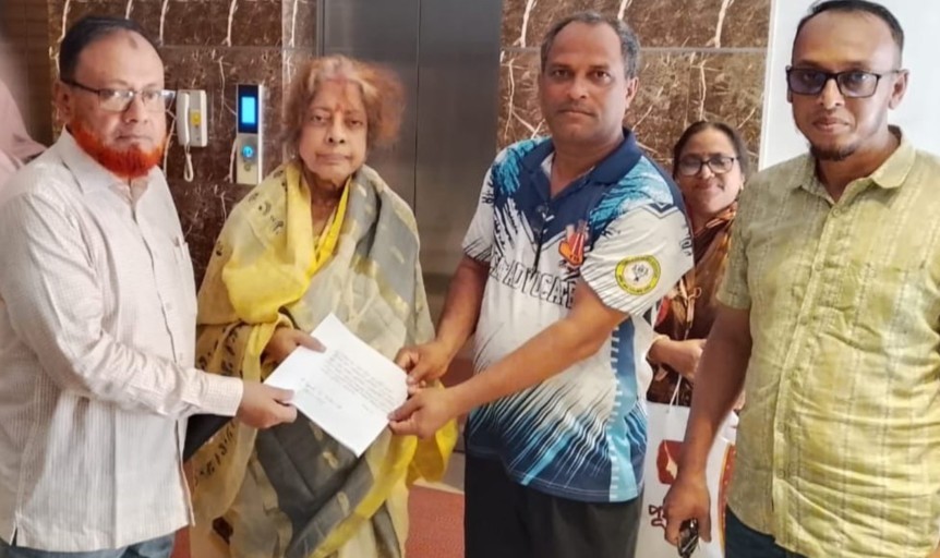 কুমিল্লা জেলা আইনজীবী সমিতির নিয়ম অনুসারে ১,৫০,০০০ টাকা পেলেন এড. ঝুনু পরিবার